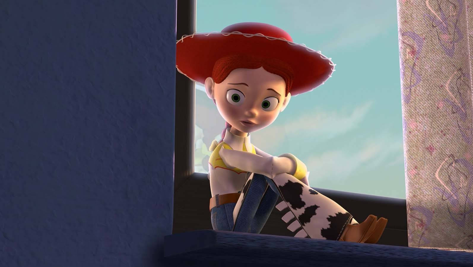 Jessie Toy Story 坐於窗邊 壁紙 — 一個戴紅帽、穿乳牛紋靴的牛仔公仔坐在窗台上，若有所思地望著明亮的藍天。