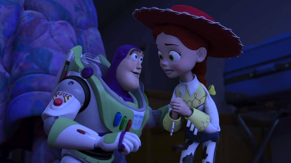 Jessie Toy Story 與 Buzz Lightyear 壁紙 — 《反斗奇兵》的巴斯光年與潔西在昏暗的房間中，伴隨著柔和的藍色燈光，分享了一個溫馨的時刻。