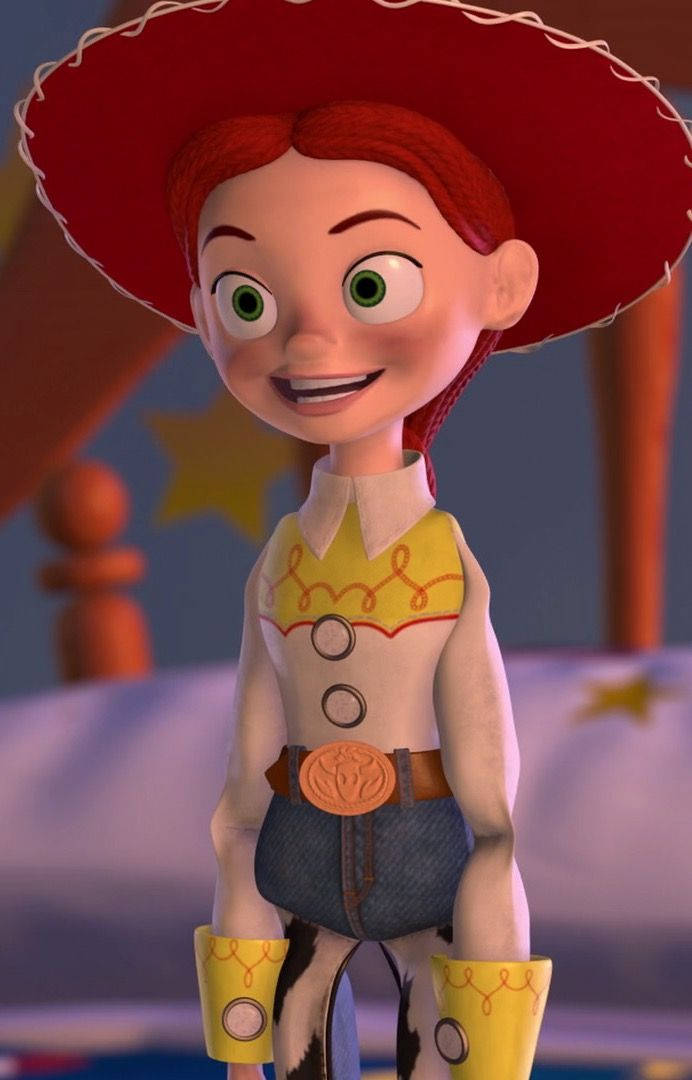 Jessie Toy Story 高興表情 壁紙 — 一個開心的動畫女牛仔，紅髮，笑容燦爛，戴紅色帽子，穿黃色襯衫和牛仔短褲。
