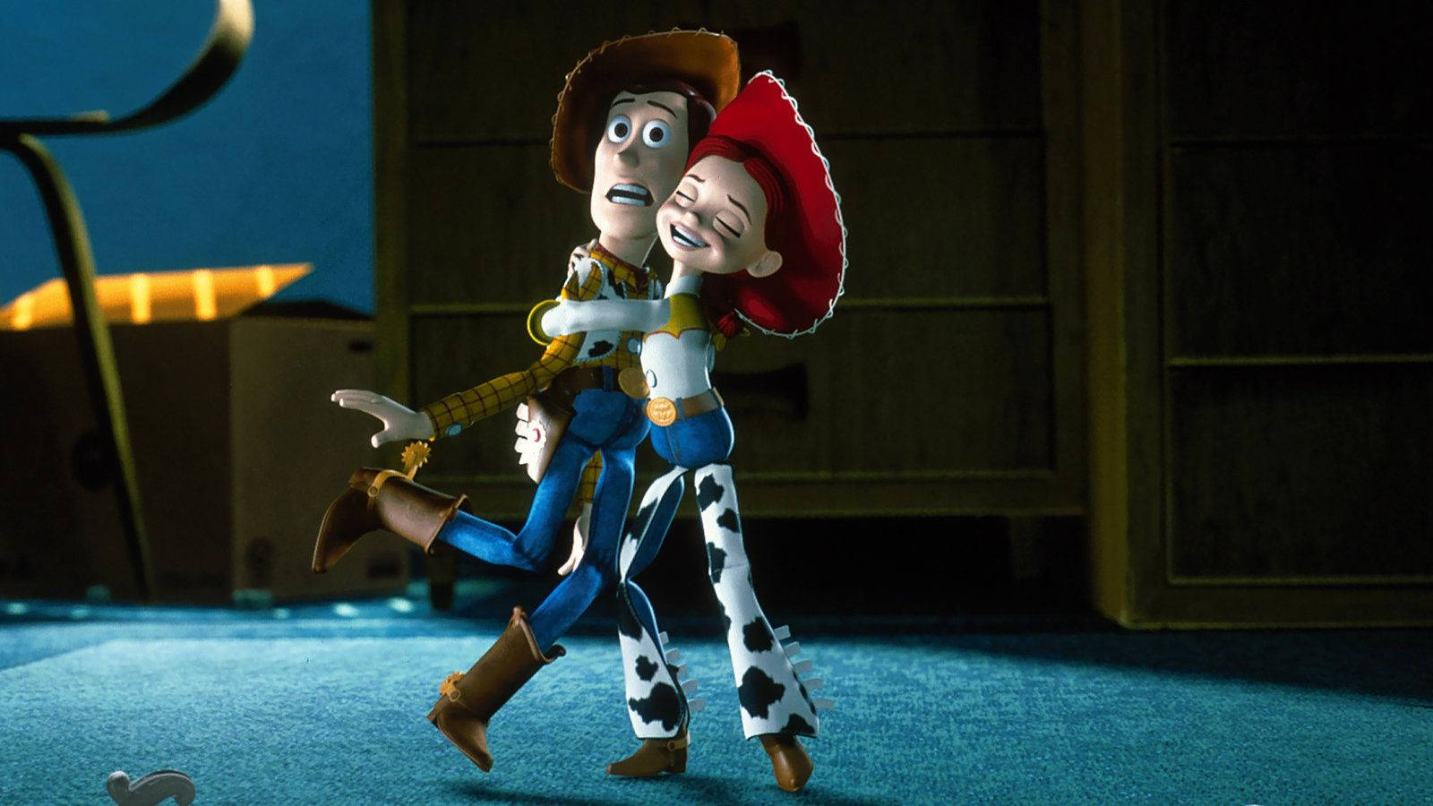 Jessie Toy Story 緊擁伍迪 壁紙 — 《反斗奇兵》的胡迪和潔西在溫暖照明的房間裡，在藍色地毯上快樂地擁抱。