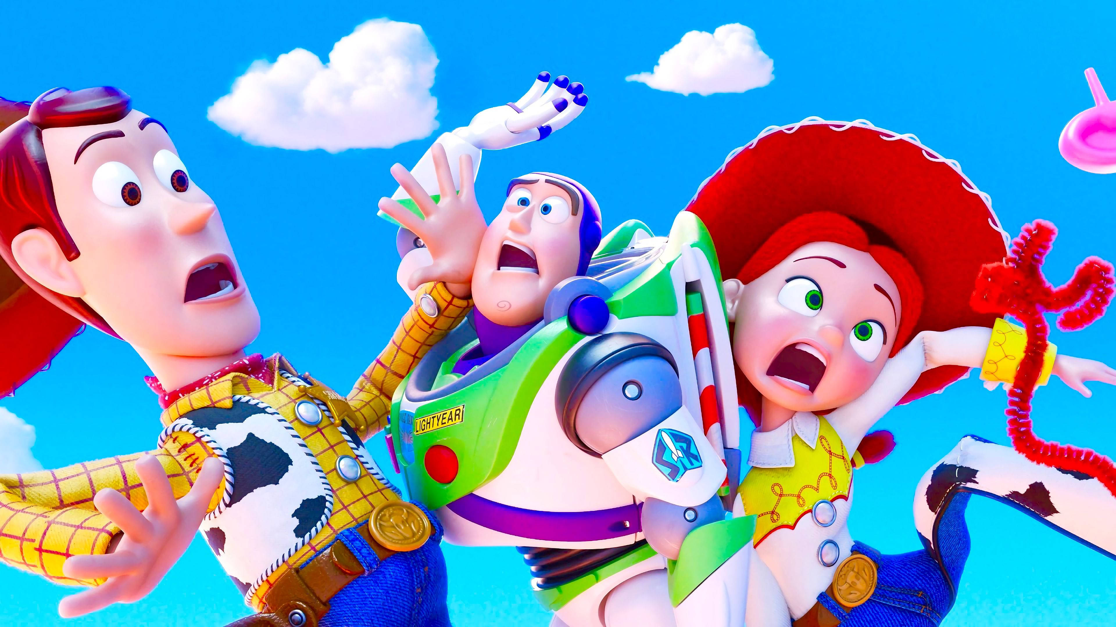 Jessie Toy Story 與朋友們 壁紙 — 三個動畫玩具角色胡迪、巴斯光年和潔西在明亮的藍天和蓬鬆的白雲下歡快地跳躍。