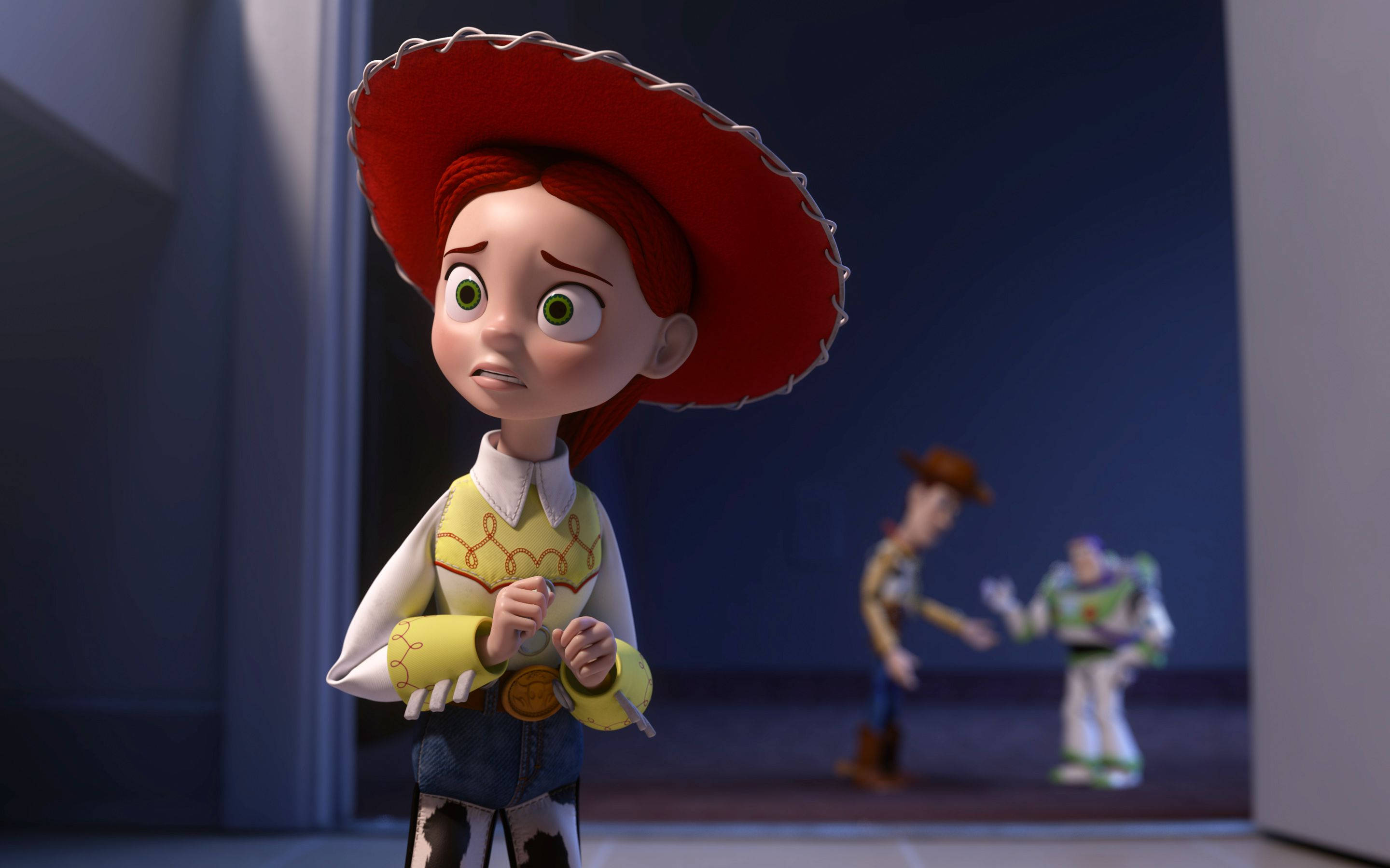 Jessie Toy Story 與朋友在後方 壁紙 — 一個戴紅帽、表情擔憂的女牛仔玩具處於焦點，而另外兩個玩具角色在她身後昏暗的房間裡互動。