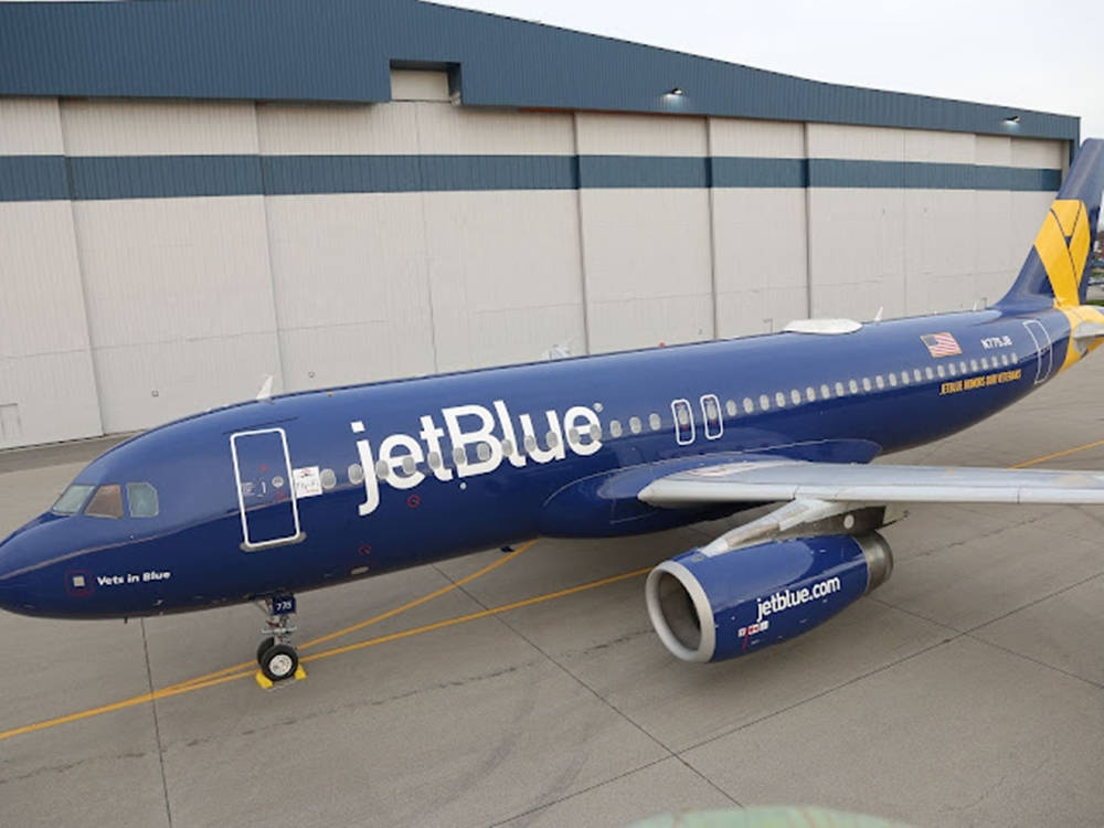 藍色jetBlue飛機停泊喺機場飛機庫