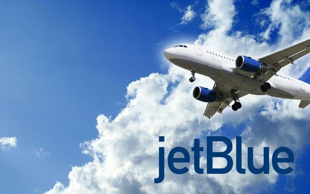 JetBlue飛機在藍天白雲中飛行。