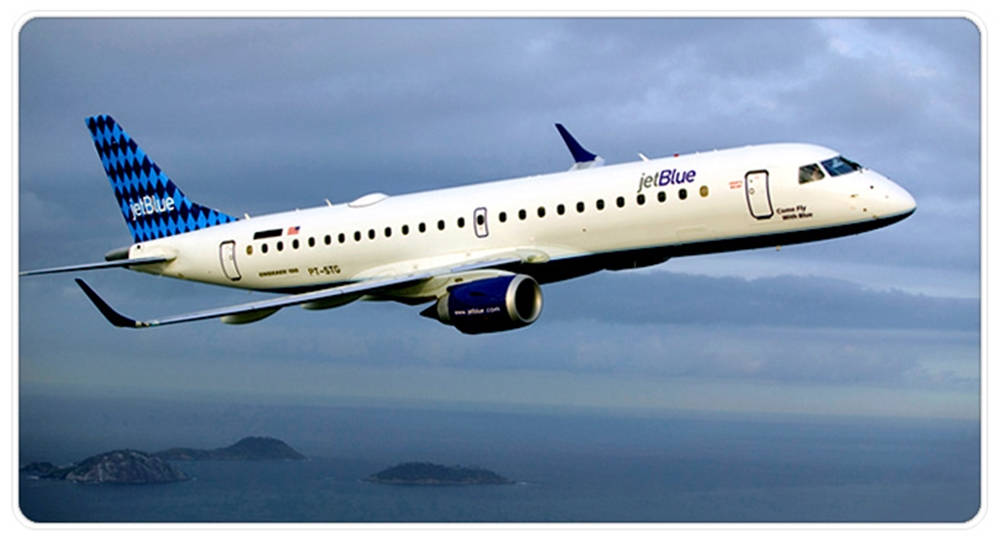 JetBlue飛機飛越海洋，下方可見島嶼。