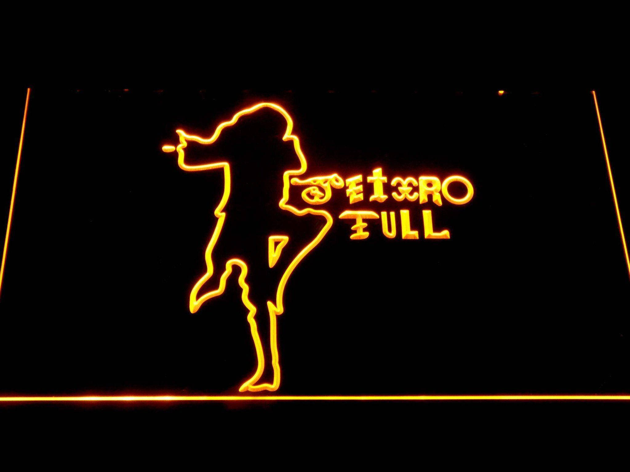 英國搖滾樂隊 Jethro Tull 黃色霓虹燈標誌 壁紙 — 一個發光的霓虹燈牌，描繪一位武術家以動態踢腿姿勢，旁邊是粗體黃橙色光芒的「FULL」字樣，背景為黑色。