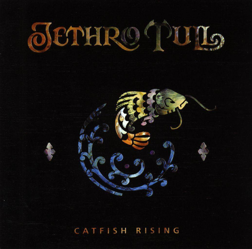 Jethro Tull《Catfish Rising》專輯封面 壁紙 — 一條風格化的鯰魚，帶有虹彩鱗片，從華麗的藍色漩渦中升起，背景為黑色，帶有金色文字。