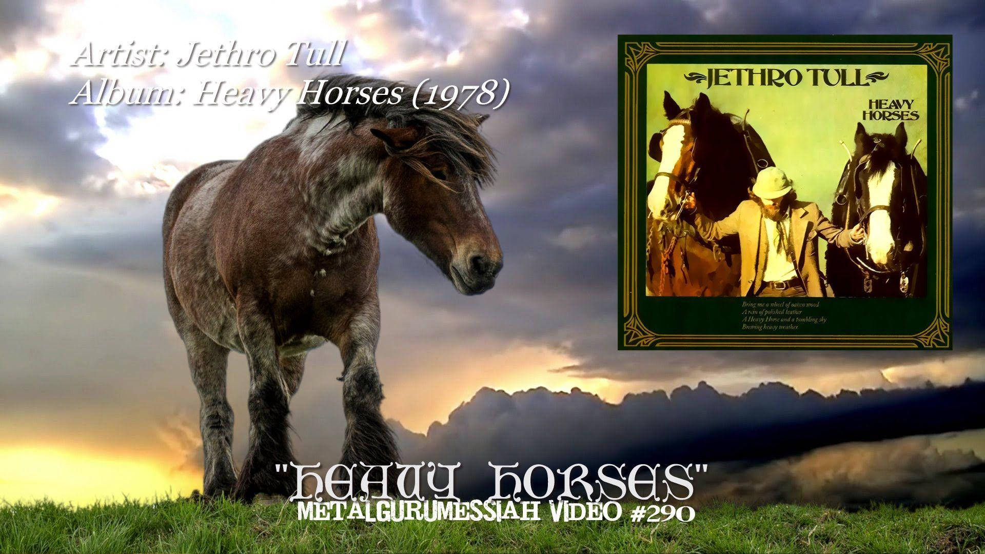 英國搖滾樂隊 Jethro Tull《Heavy Horses》專輯插畫 壁紙 — 一匹雄偉的深棕色馬站在草地上，背景是戲劇性的日落天空和山脈。