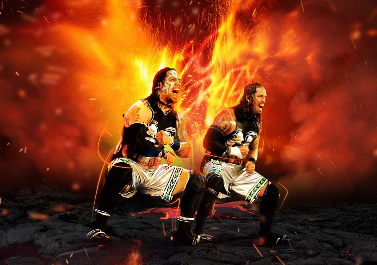 Jey Uso 與 Jimmy Uso 火焰背景藝術海報 壁紙 — 兩名兇猛的摔角手在火山火焰和熔岩中蹲伏，表情激烈，能量發光。