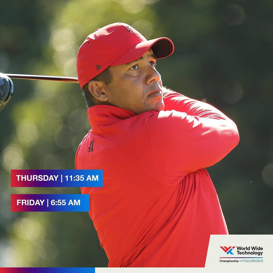 Jhonattan Vegas 高爾夫賽程海報 壁紙 — 戴紅色帽子和夾克的高爾夫球手正在揮桿，背景為模糊的綠色和賽程覆蓋層。