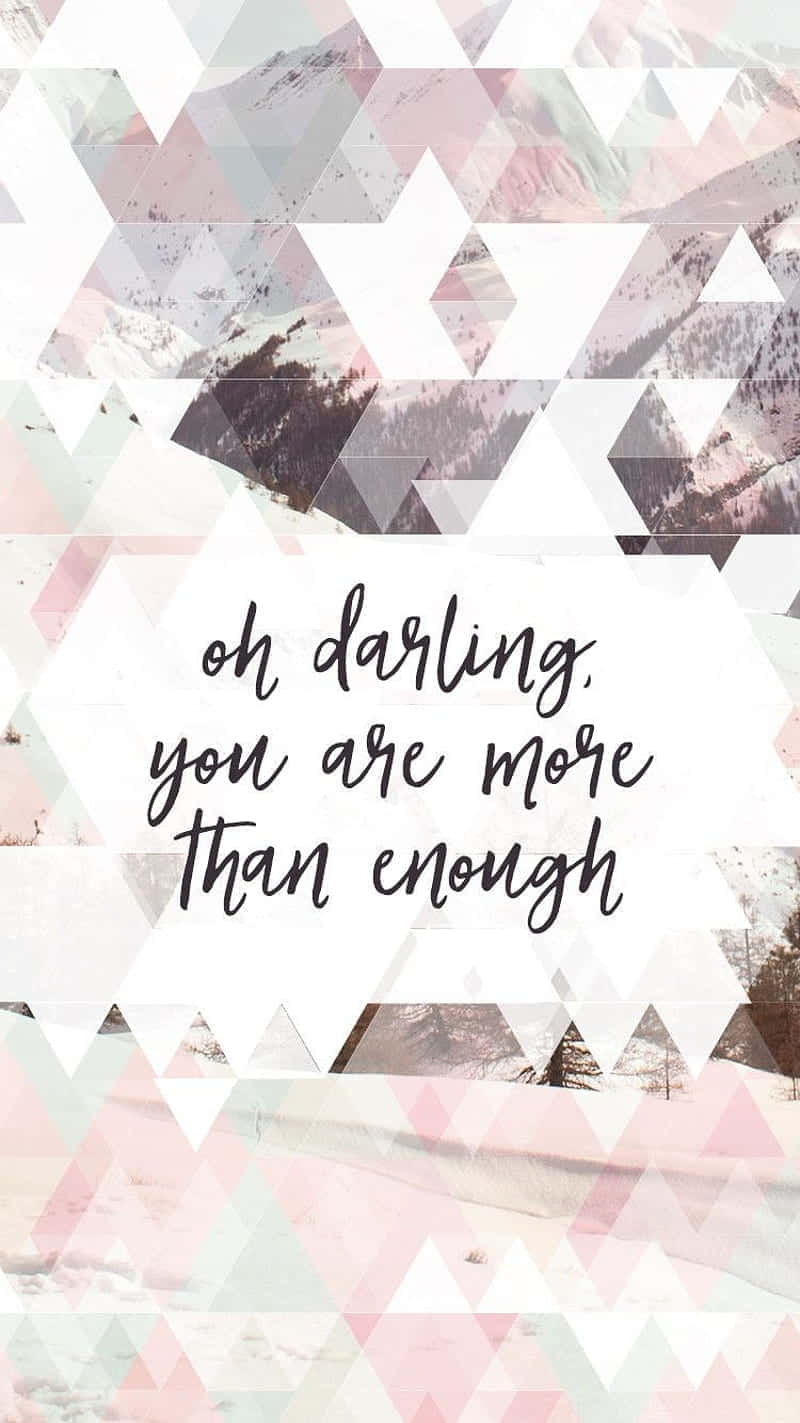  壁紙 — 幾何三角形圖案覆蓋在雪山上，並帶有手寫短語 oh darling you are more than enough。