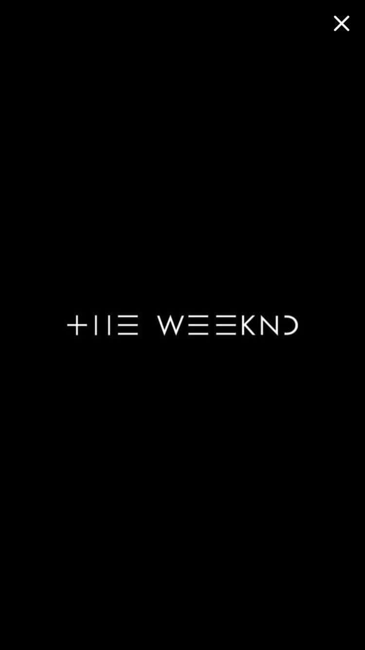 黑色背景上的白色風格化文字 THE WEEKND。