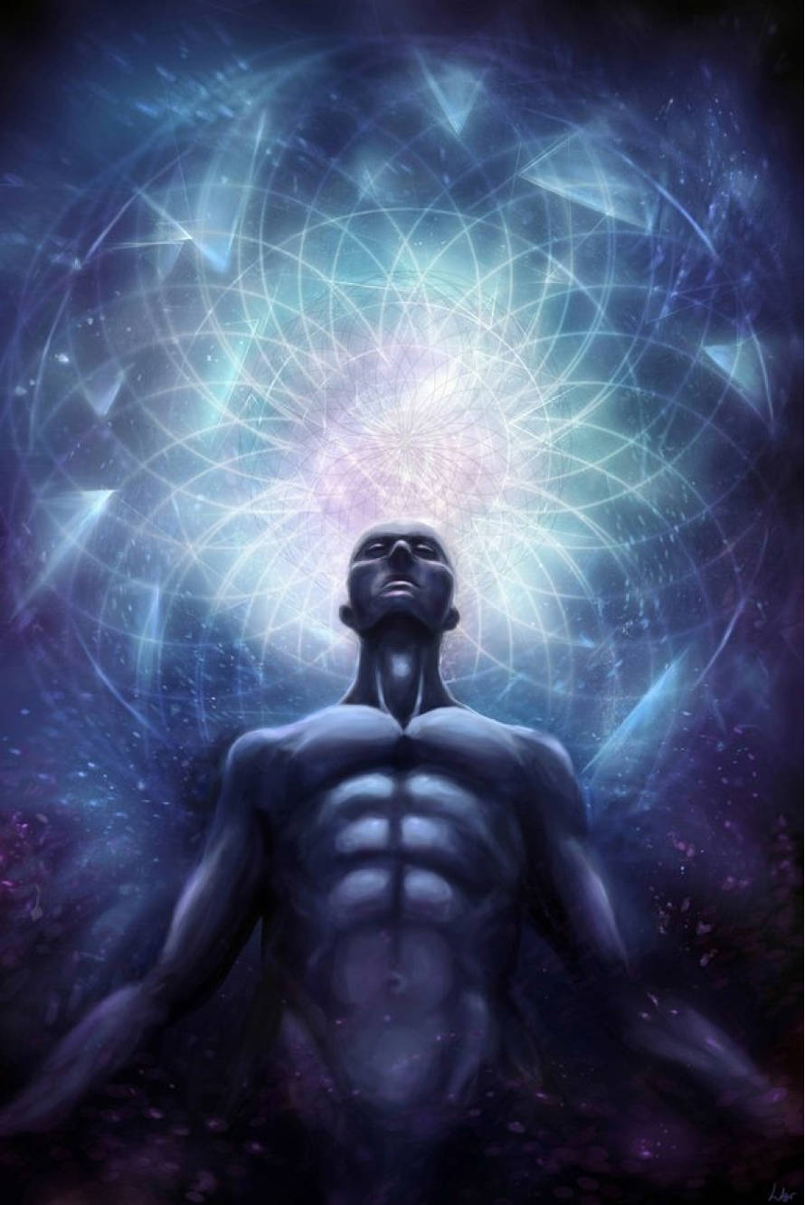 一個發光的人形人物站在一個輻射的宇宙能量球下方。
