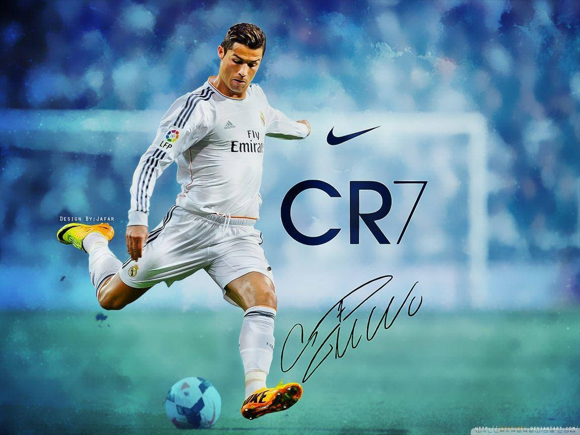 基斯坦奴·朗拿度在帶有CR7品牌的球場上踢足球。