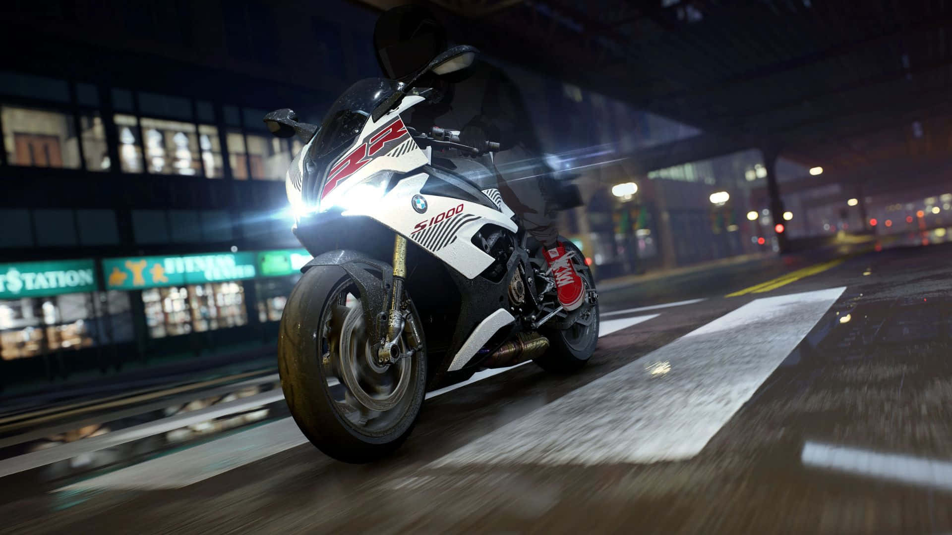  壁紙 — 一架白色和紅色的BMW S1000RR電單車在夜間穿過濕滑的市區街道，車頭燈閃爍，動作模糊。