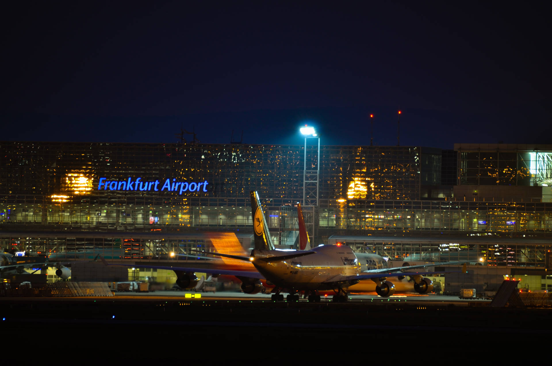 夜間停放在法蘭克福機場航站樓的漢莎航空飛機。
