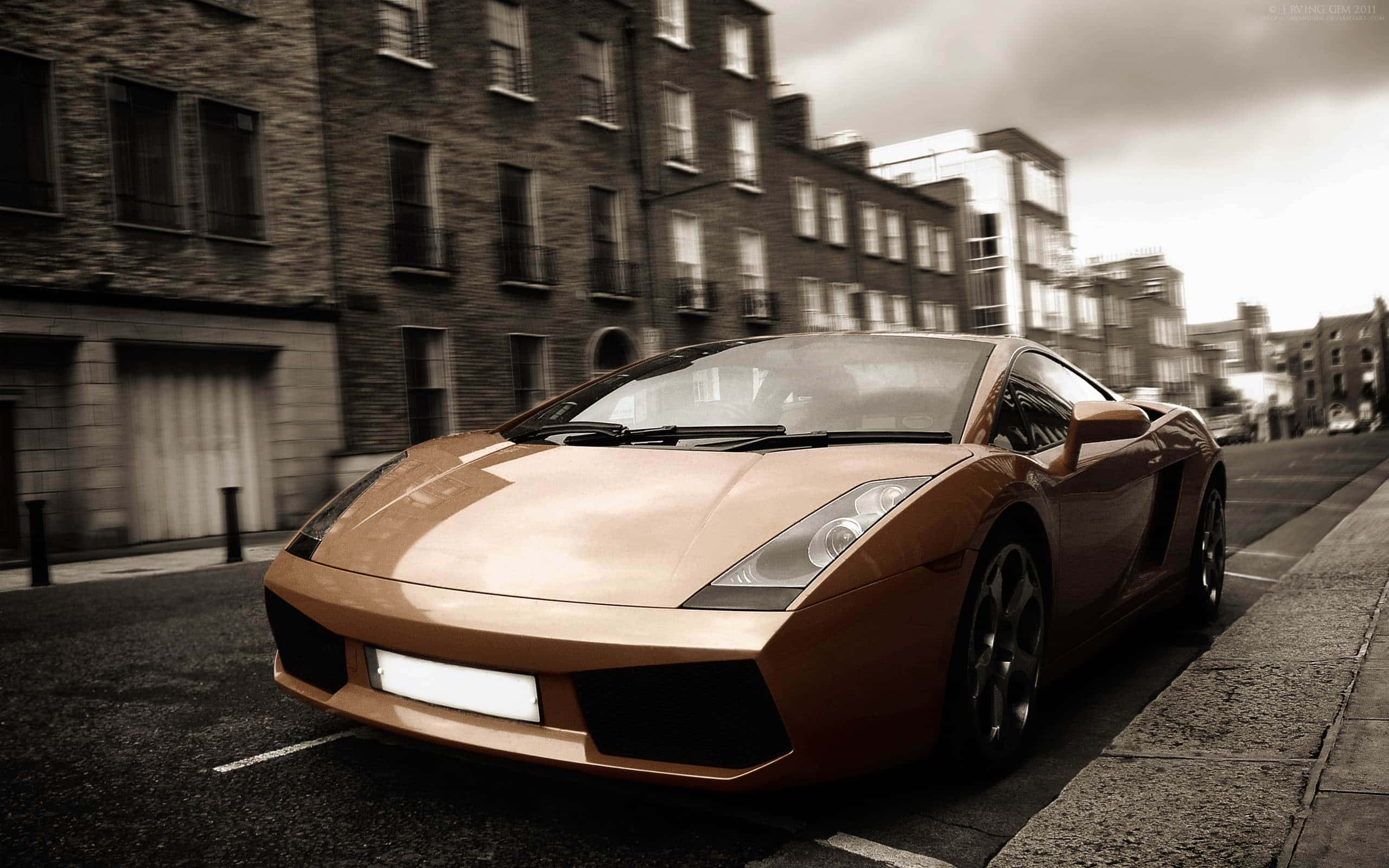 Lamborghini Gallardo 桌布 壁紙 — 一架流線型青銅色跑車停泊在潮濕的城市街道上，旁邊有磚砌建築，天空多雲。