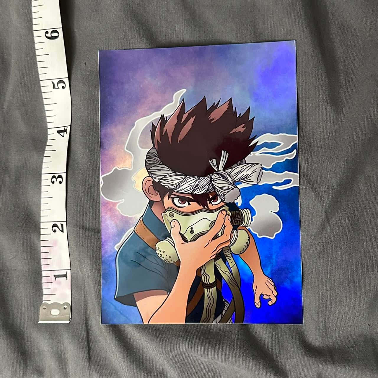  壁紙 — 一個堅定的動漫男孩，頭髮尖刺，戴著頭帶，在充滿活力的紫色和藍色天空與漩渦雲朵的背景下，手持呼吸面罩。