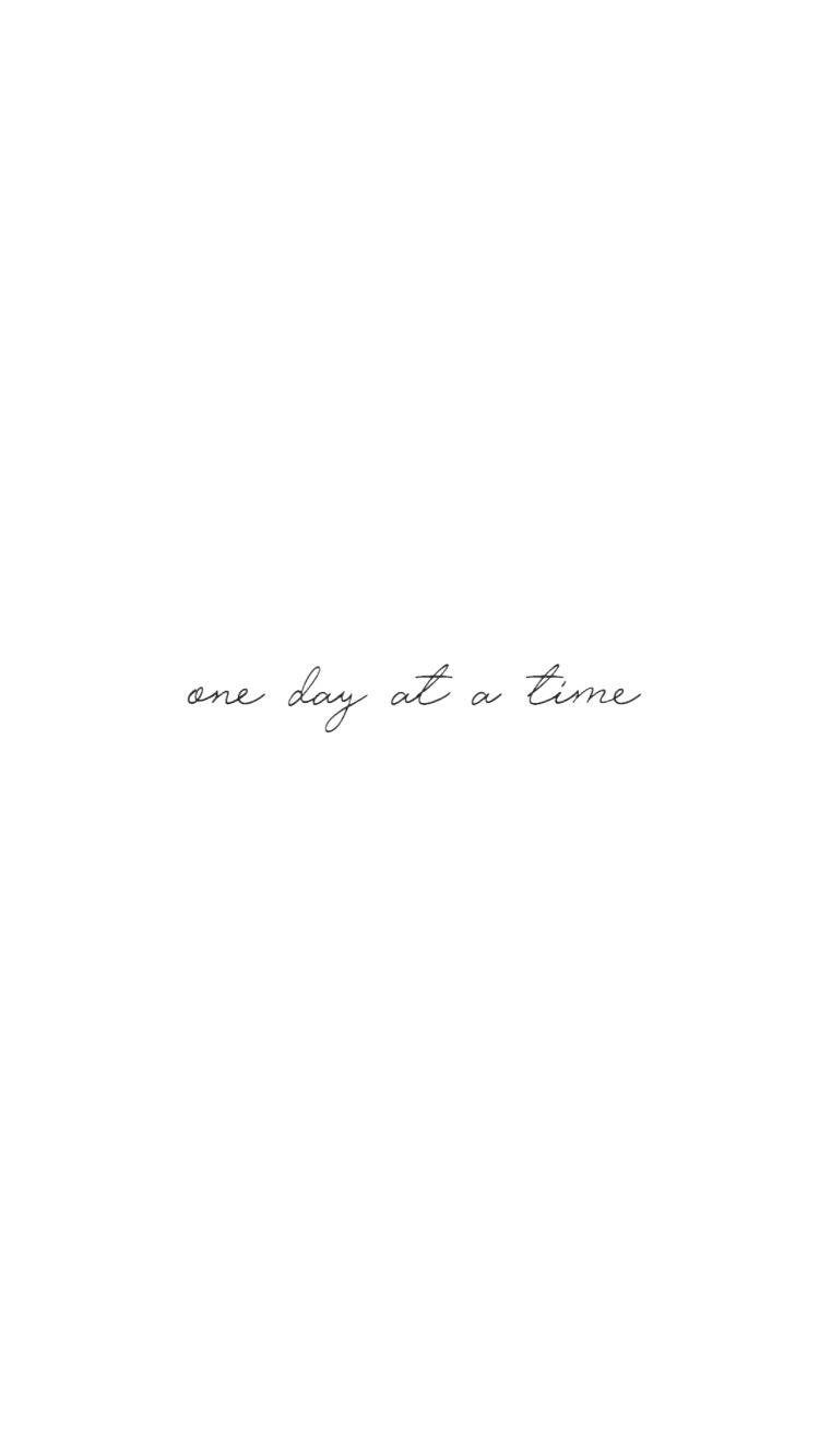 在純白背景上以優雅手寫體呈現的勵志名言「one day at a time」