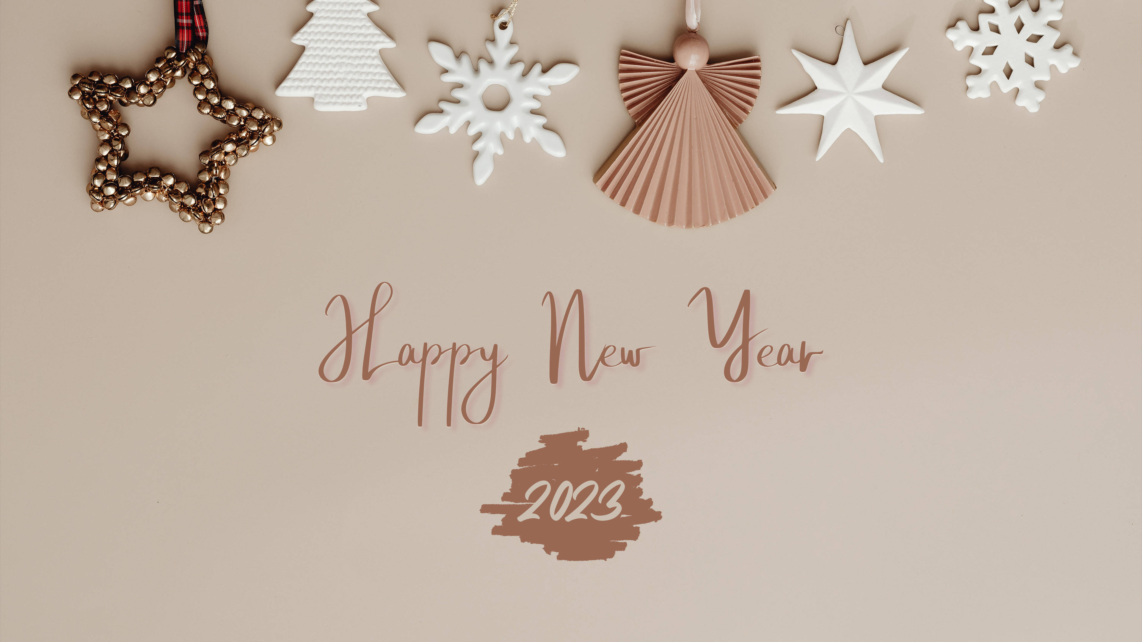 在米色背景上帶有裝飾性裝飾品的Happy New Year 2023祝福。