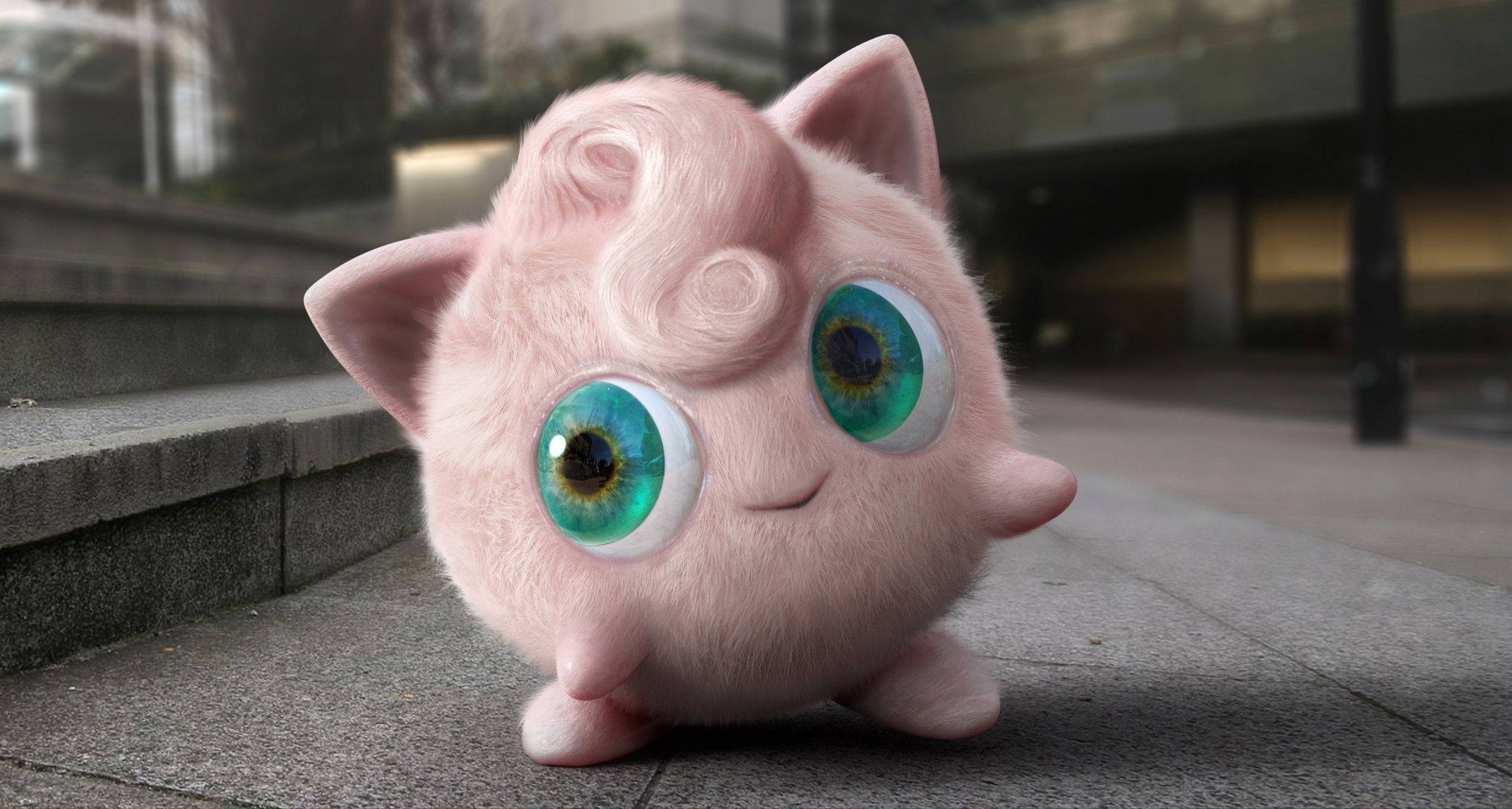 Jigglypuff充滿活力，準備加入《寶可夢偵探皮卡丘》的冒險！ 壁紙 — 一隻毛茸茸的粉紅色Jigglypuff，有著巨大的藍綠色眼睛，坐在城市的人行道上，溫柔地微笑向上看。