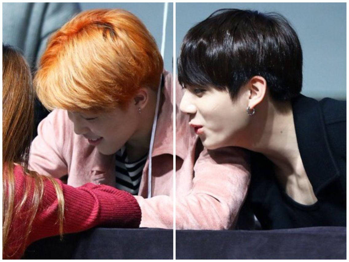 Jikook 相互對話 壁紙 — 兩名年輕男子，一頭鮮豔橙色與深色頭髮，在粉絲活動中親密地靠近彼此。