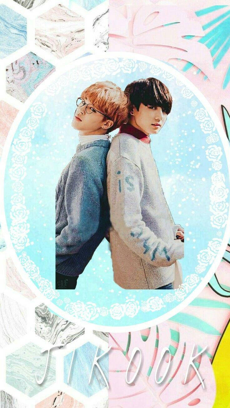 Jikook 裝在橢圓框內 壁紙 — 兩個年輕男子背對背在圓形框架內，周圍環繞著粉彩花卉和幾何壁紙圖案。