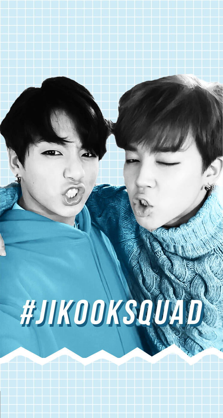 Jikook搞笑表情JikookSquad 壁紙 — 兩名身穿藍色毛衣的年輕男子在淺藍色網格背景上做出鬼臉，背景帶有標籤文字。