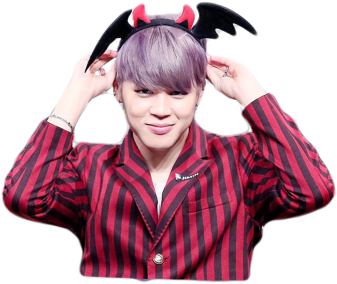Jimin戴魔鬼角條紋西裝 壁紙 — 一個紫色頭髮的人穿著紅黑條紋西裝外套，在純色背景前調整黑色蝙蝠翼惡魔頭帶。