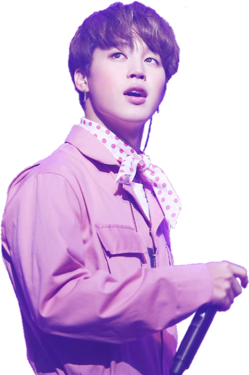 Jimin 舞台表演粉紅造型 壁紙 — 一位身穿粉紅色外套和圓點圍巾的年輕男子在紫色舞台燈光下拿著麥克風表演。