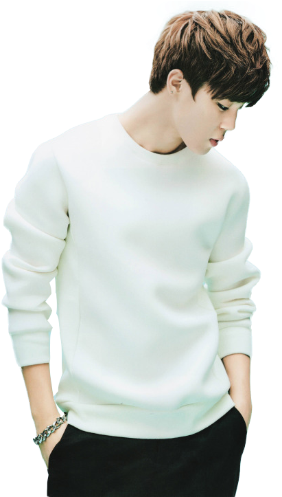 休閒風格Jimin 壁紙 — 一位年輕男子，留著時尚的棕色頭髮，身穿白色運動衫和黑色褲子，雙手插袋，低頭看著下方。