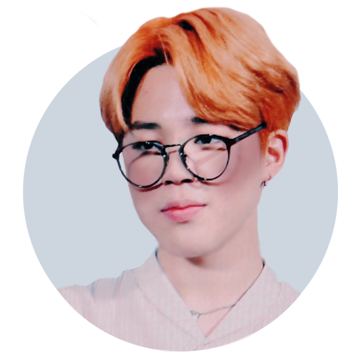 Jimin 戴眼鏡 壁紙 — 一位擁有鮮豔橙色頭髮和圓形黑色眼鏡的年輕男子，在淺藍色圓形背景前溫柔微笑。