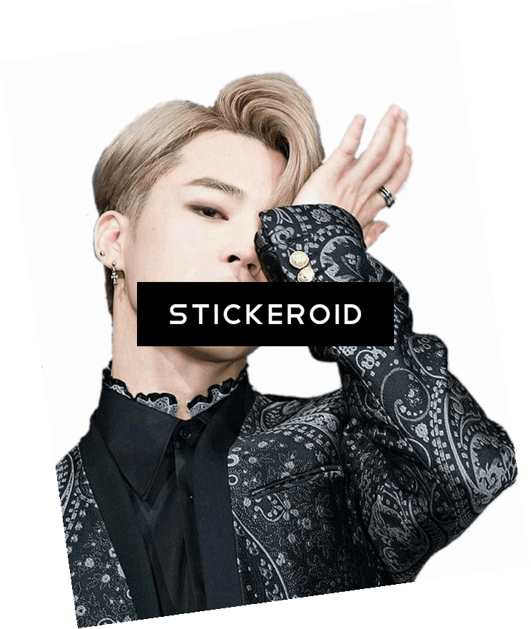 Jimin 黑色佩斯利圖案服裝 壁紙 — 一位時尚人士，金髮，穿著圖案外套，在黑色背景前擺姿勢，並帶有文字疊加。