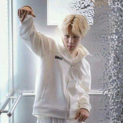 Jimin 碎玻璃特效 壁紙 — 一位金髮年輕人穿著白色連帽衫，在室內有圖案的玻璃牆旁自信地擺姿勢。