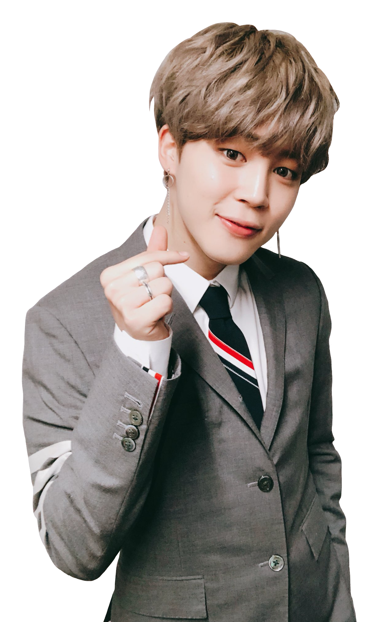 Jimin穿西裝微笑 壁紙 — 一位身穿灰色西裝、打著條紋領帶的年輕男子在黑色背景前微笑並指向相機。