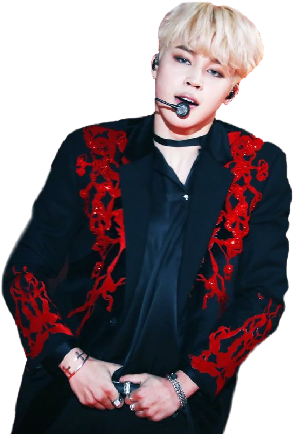 Jimin 穿紅繡外套表演 壁紙 — 一位金髮男性表演者穿著帶有紅色花卉刺繡的黑色外套，在黑色背景下對著麥克風唱歌。