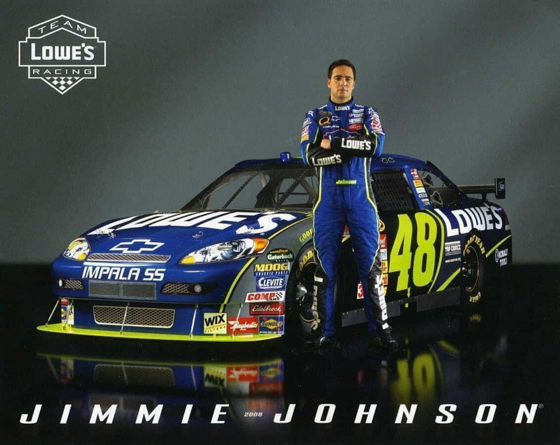 Jimmie Johnson 桌布 壁紙 — Jimmie Johnson 自信地站在他的藍黃色 #48 Lowe's Chevrolet Impala SS 賽車旁，在攝影棚環境中。