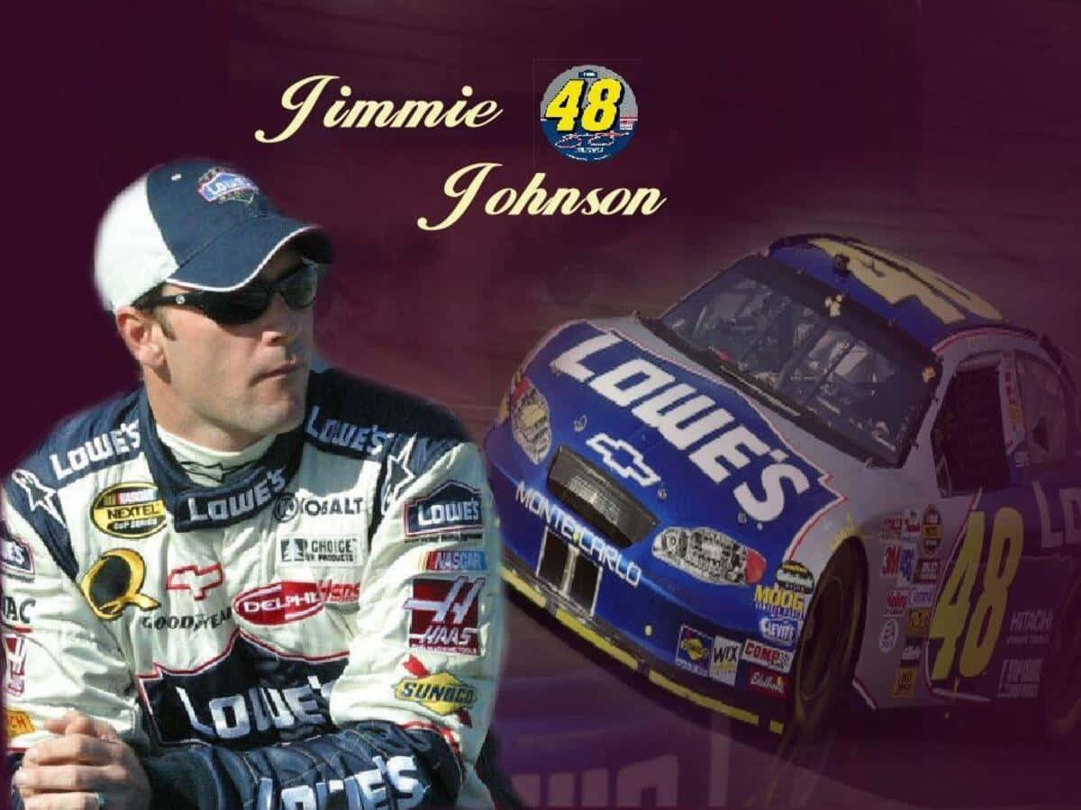 Jimmie Johnson 桌布 壁紙 — Jimmie Johnson 身穿賽車裝備，站在他的藍黃色 #48 Lowe's Chevrolet NASCAR 賽車旁，背景為紫色。