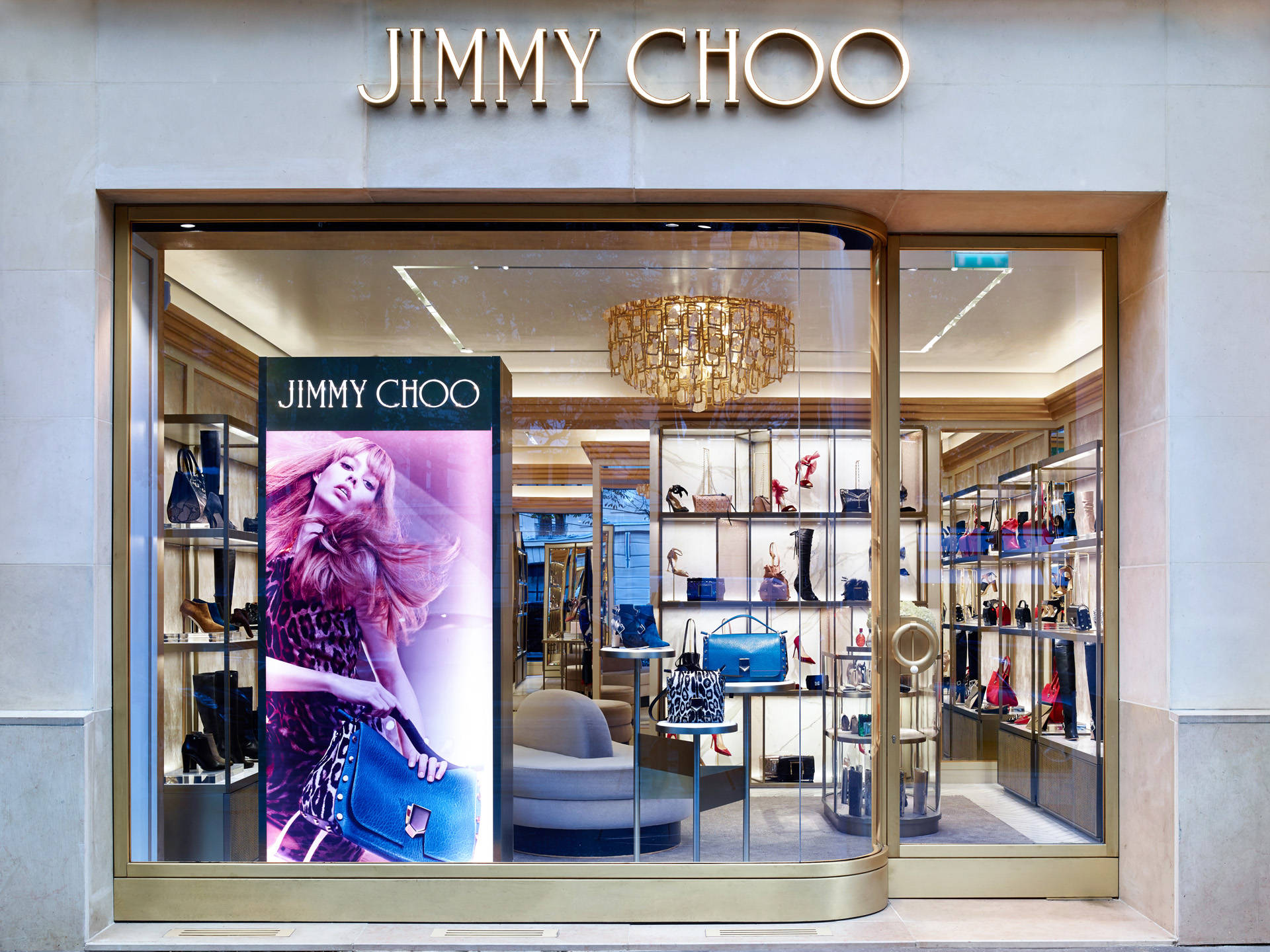 Jimmy Choo奢華時裝店，在水晶吊燈下展示手袋和鞋子。