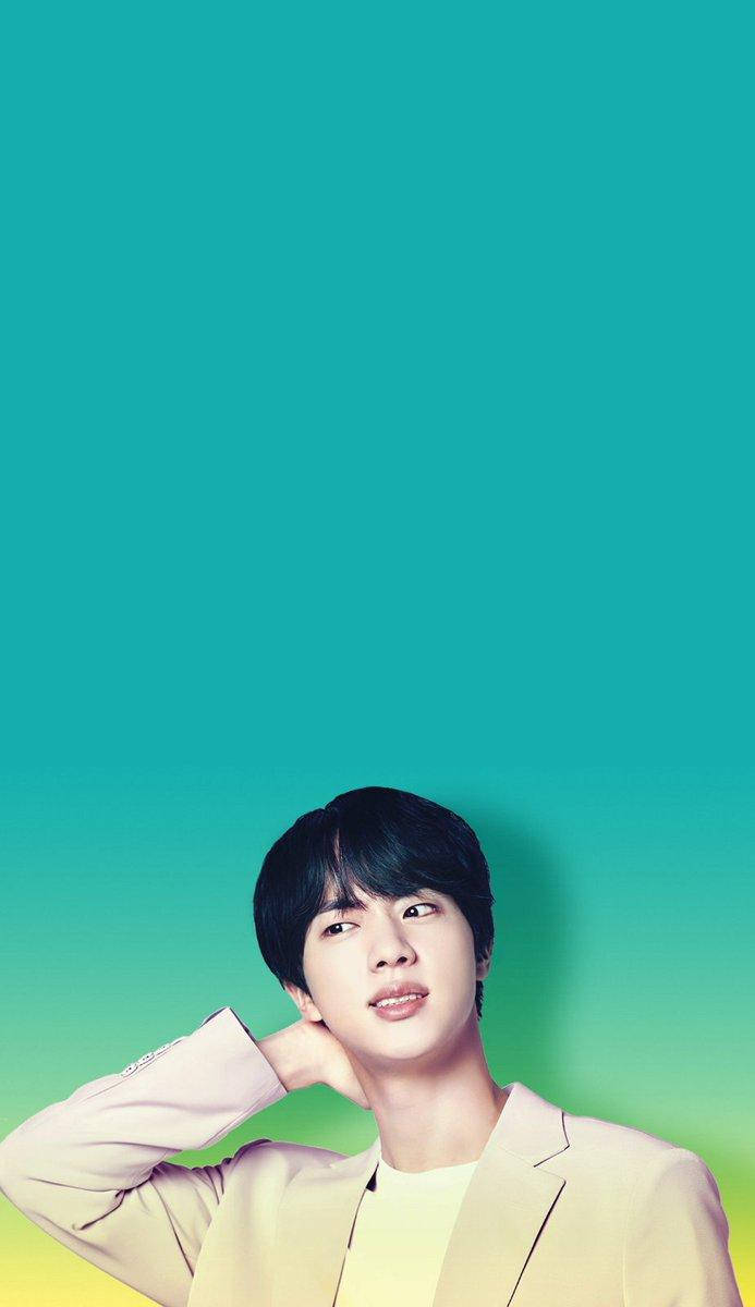 Jin BTS 藍黃漸層背景可愛壁紙 壁紙 — 一位身穿米色西裝外套的年輕男子在充滿活力的青綠色到黃色漸變背景前擺姿勢。