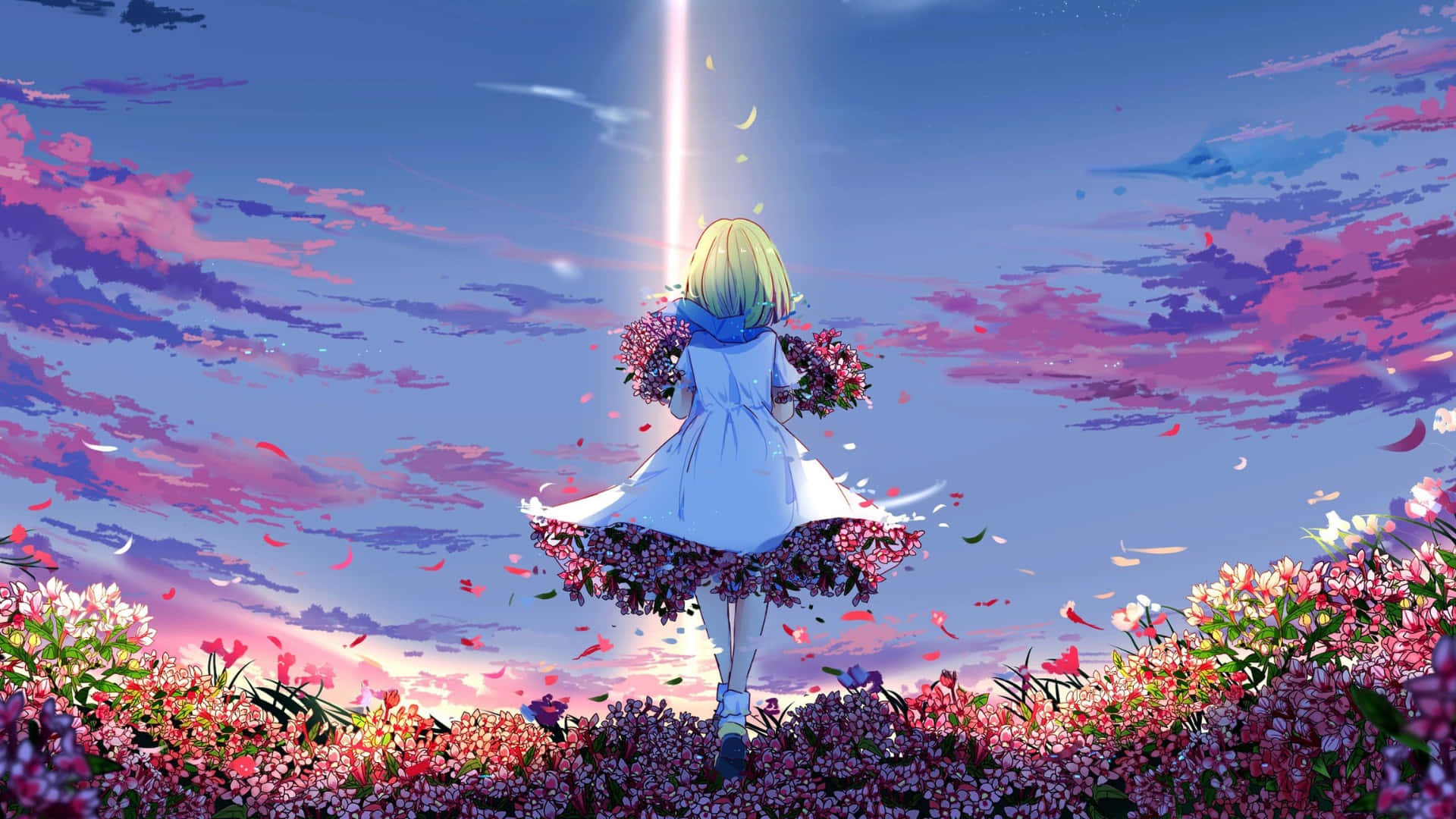  壁紙 — 一位金髮動漫女孩穿著白色連衣裙，站在粉紅色花田中，手持花束，花瓣飄落，在充滿活力的暮色天空下，一道耀眼的光束照射下來。
