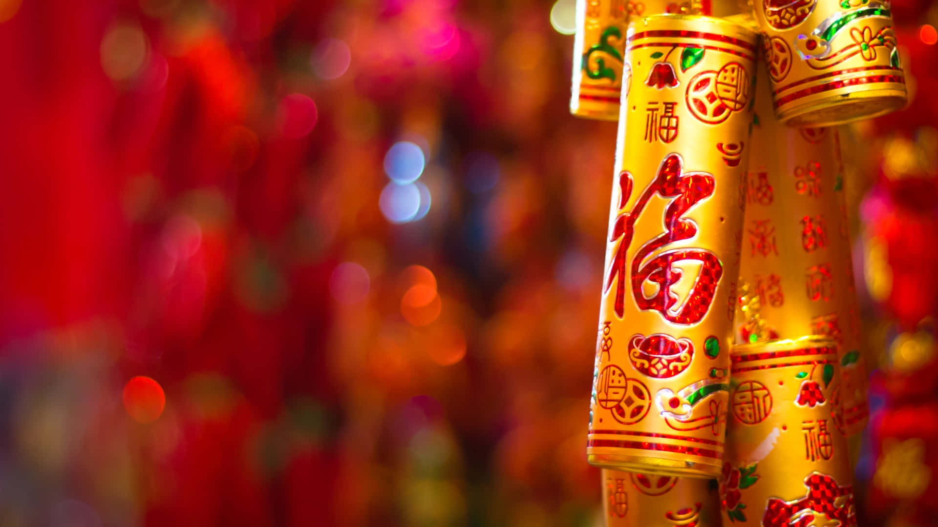  壁紙 — 金色爆竹上掛著紅色中文字，襯托鮮豔的紅色散景背景。