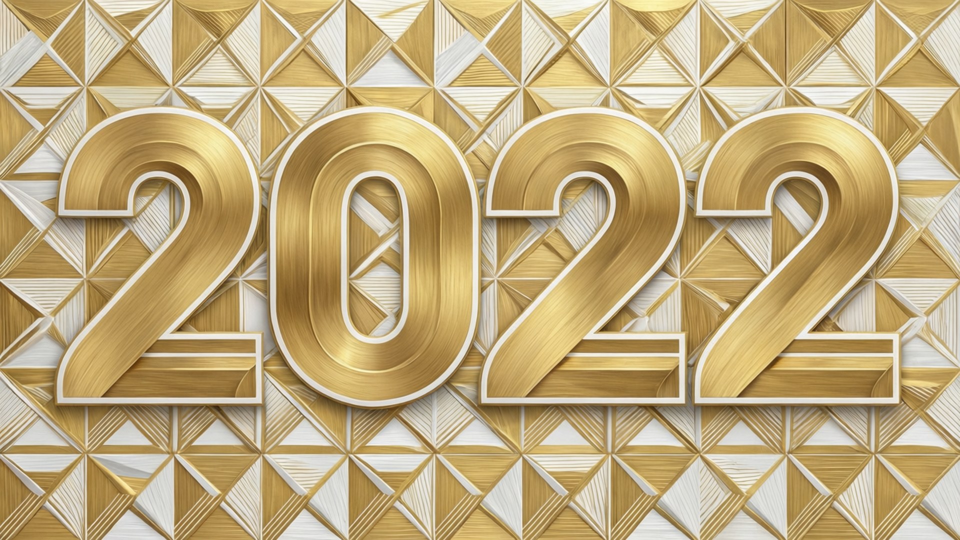 Happy New Year 2022 桌布 壁紙 — 金色3D數字2022漂浮在幾何金色和白色三角形圖案上，帶有拉絲金屬質感。