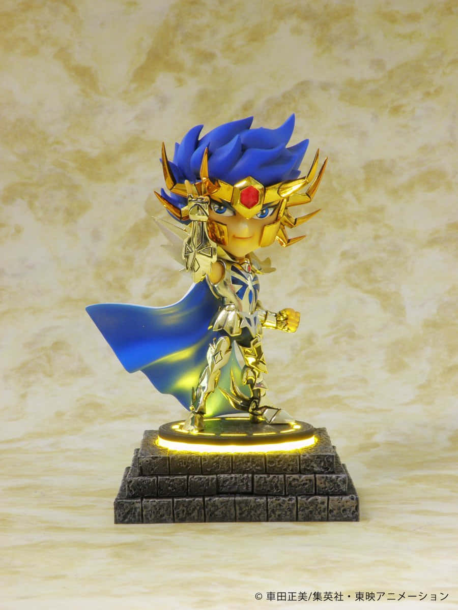 Saint Seiya Cancer Deathmask 桌布 壁紙 — 一個金色盔甲、藍色頭髮和披風的Q版動漫人物，自豪地站在發光的石台上，背景是大理石紋理。
