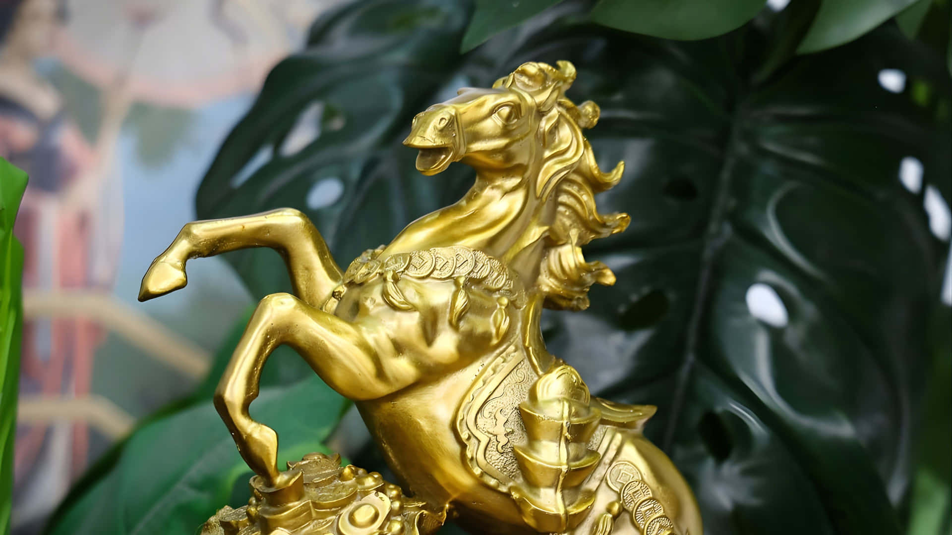  壁紙 — 一匹閃閃發光的金色馬雕像在茂密的深綠色龜背竹葉中優雅地揚起，處於充滿活力的室內環境中。