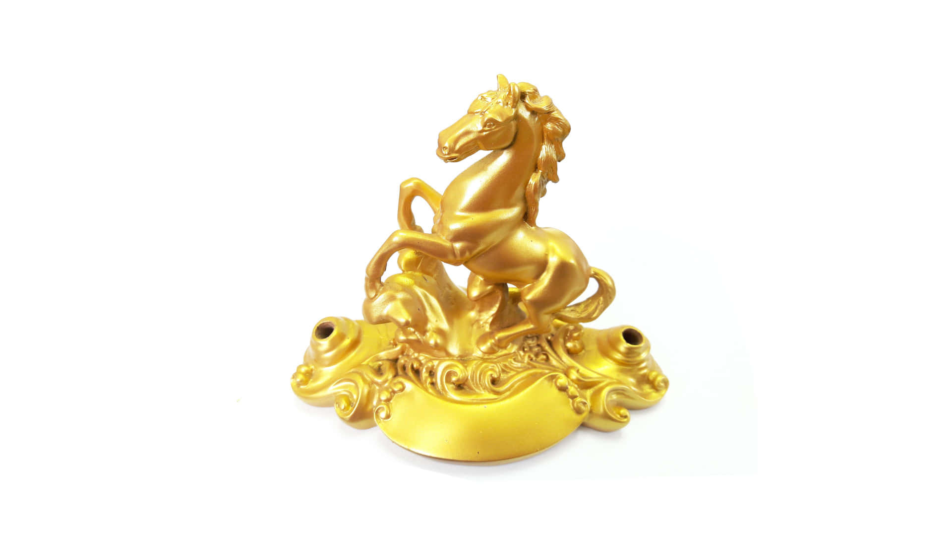  壁紙 — 一匹閃閃發光的金色駿馬雕像，在飾有漩渦細節的華麗底座上動態地揚起前蹄，襯以純白背景。