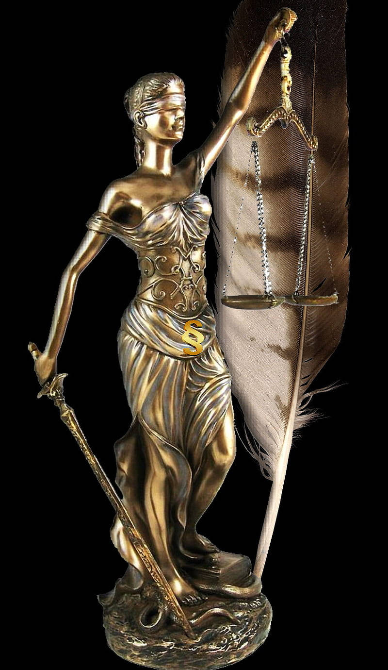 金色正義女神雕像，手持天秤和劍，旁邊有一根大羽毛。