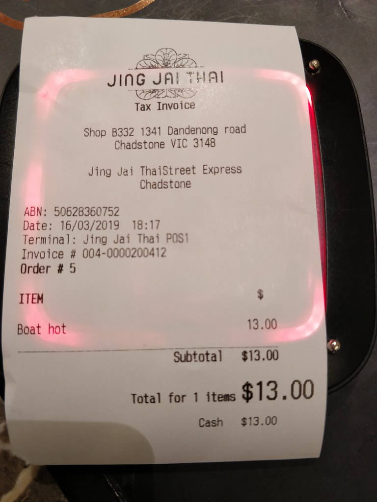 Jing Jai Thai餐廳收據 壁紙 — 泰國餐廳收據的特寫，顯示在粉紅色霓虹燈下購買了13.00美元的船熱餐。
