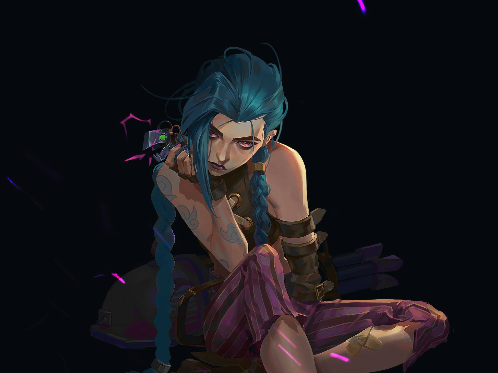 爆炸Jinx桌面壁紙 壁紙 — 一個兇猛的藍髮動漫女孩，帶有發光的紫色點綴，蹲在黑暗的環境中，專注地握著武器。
