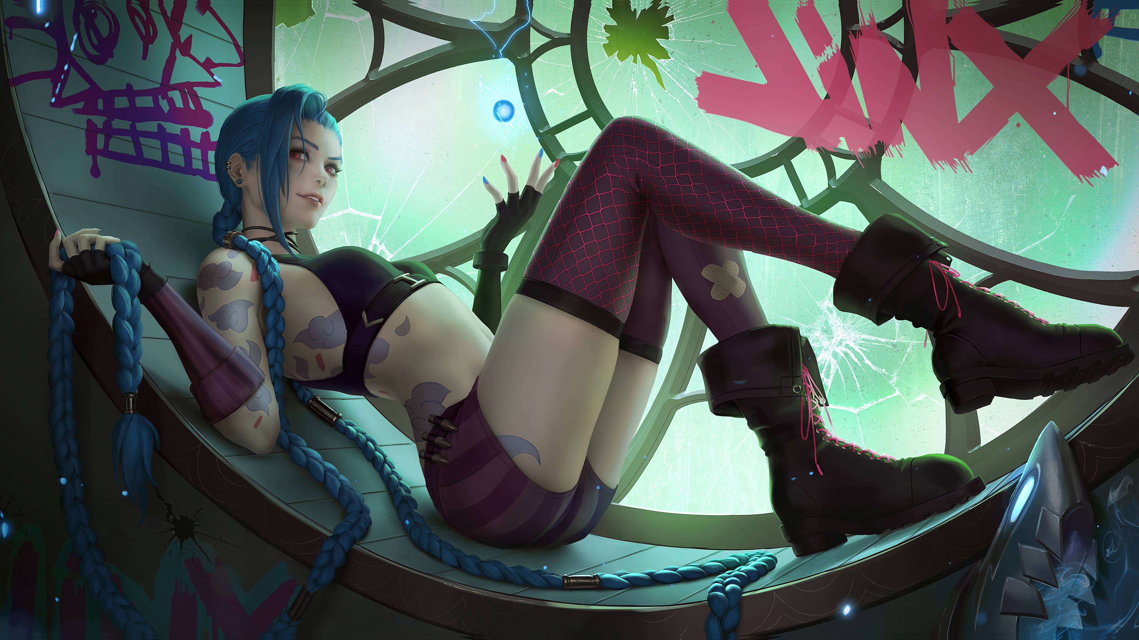 Jinx《Arcane》窗邊躺臥 壁紙 — 一位藍髮動漫女孩自信地躺在一扇佈滿塗鴉的破窗中，穿著紫色網襪和戰鬥靴。
